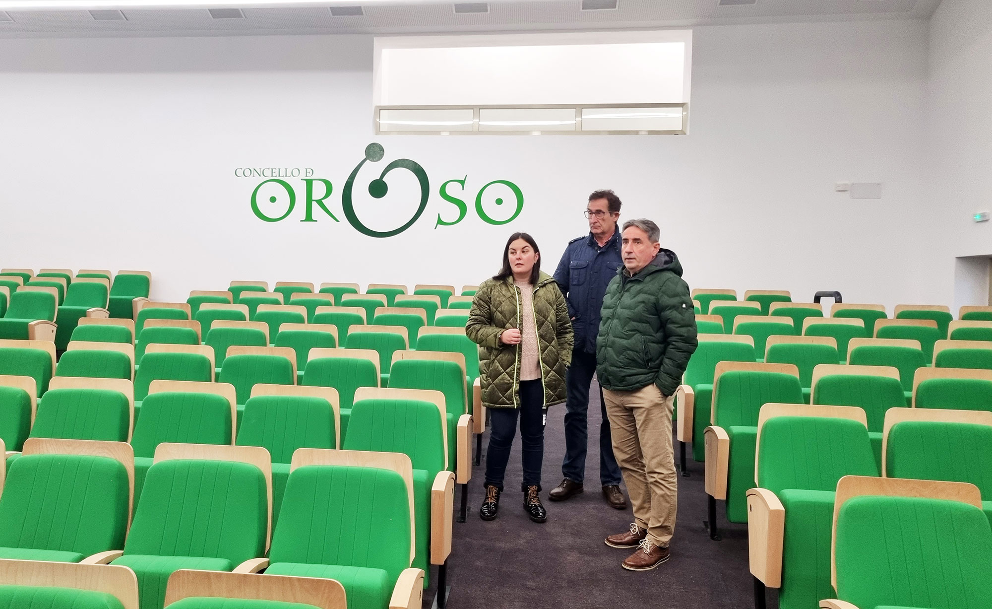 Luis Rey, Beatriz Rodeiro e Antonio Leira durante unha visita ao novo auditorio